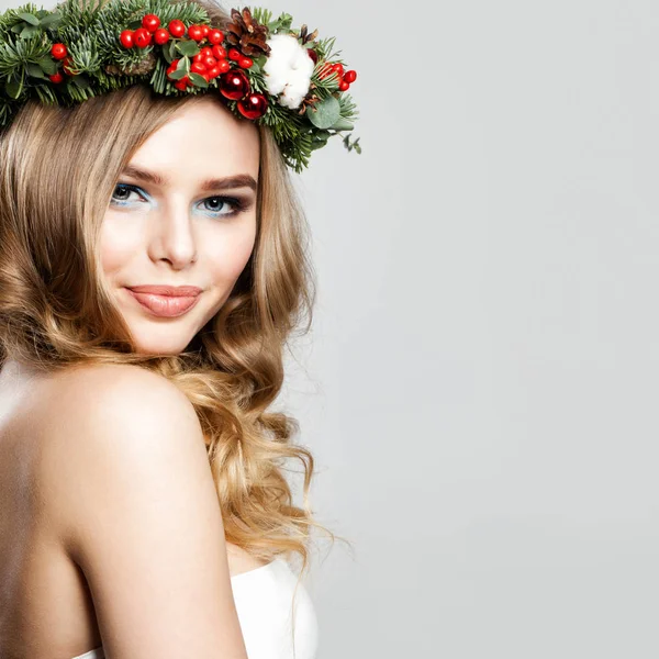 Bella donna di Natale. Felice modello di moda con Natale — Foto Stock