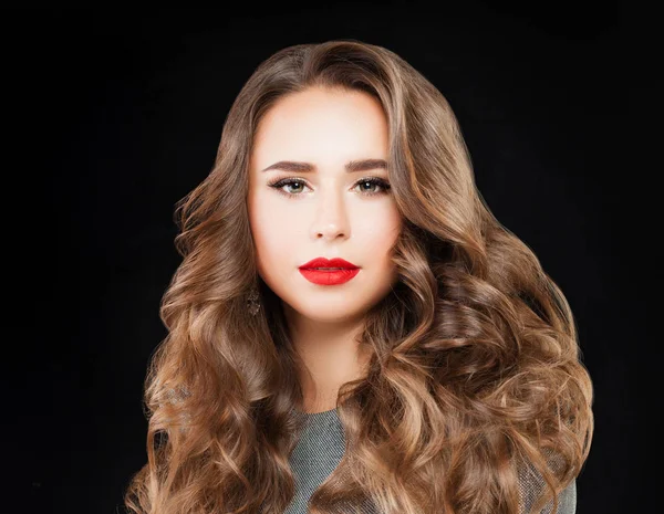 Perfekt kvinna med långt vågigt hår och händelse Makeup — Stockfoto