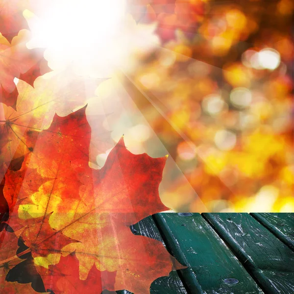 Sfondo autunno con foglie autunnali, tavolo in legno vuoto — Foto Stock