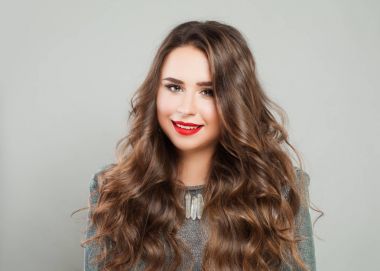 Olay makyaj ve uzun sağlıklı kıvırcık saçlı güzel kız