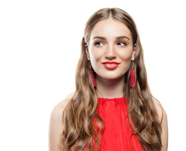 Fröhliche Model-Frau mit roten Ohrringen, langen Dauerwelle-Haaren — Stockfoto