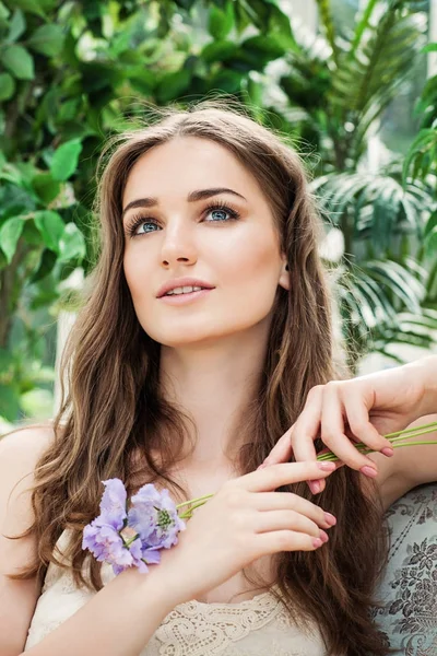 Modelo de moda bela jovem mulher com flores — Fotografia de Stock