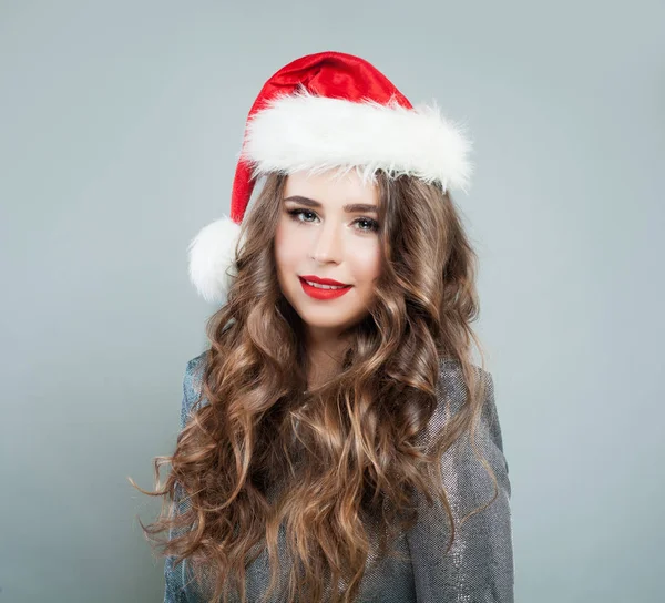 Mujer linda en Santa Sombrero. Mujer joven con peinado ondulado —  Fotos de Stock