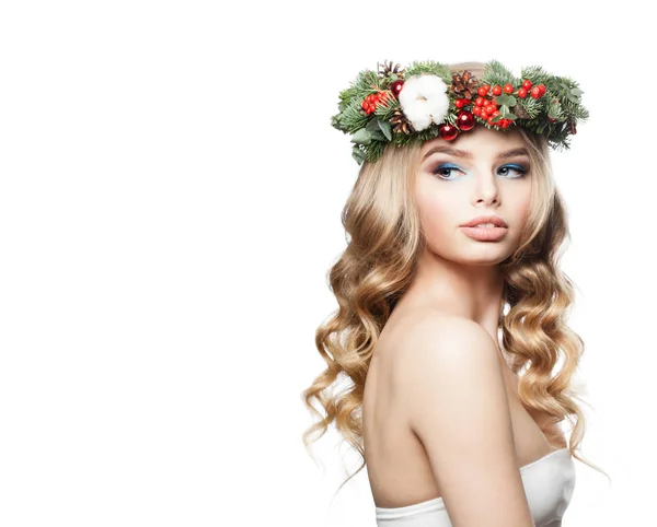 Новогодняя модель с волнистым хайром, макияжем и Рождеством — стоковое фото