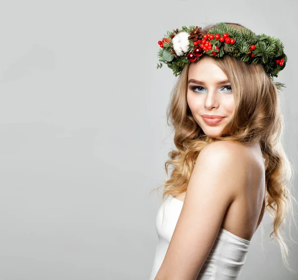 Красива молода жінка з хвилястим волоссям і Різдво — стокове фото