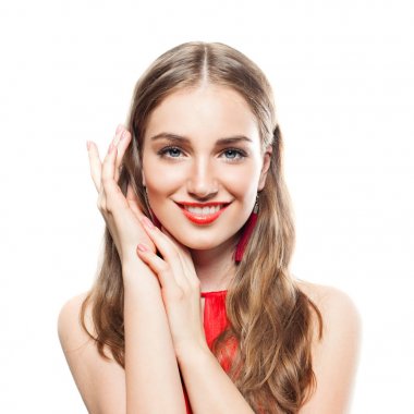 Makyaj, dalgalı saç ve manikürlü eller genç güzel kadın