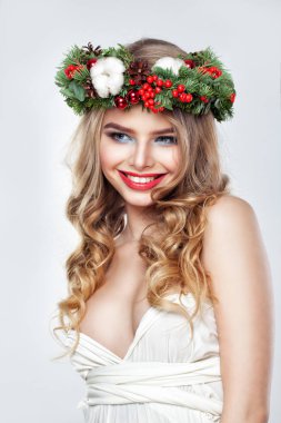 Sevimli gülümseme ile gülümseyen kadın. Mutlu bir modeldir