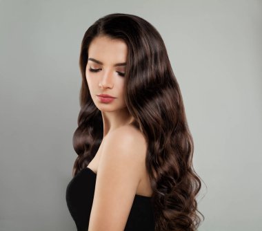 Esmer güzellik. Uzun saçlı güzel Model kız