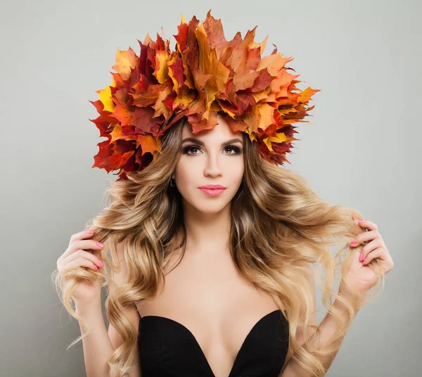 Bela jovem mulher com folhas de outono — Fotografia de Stock