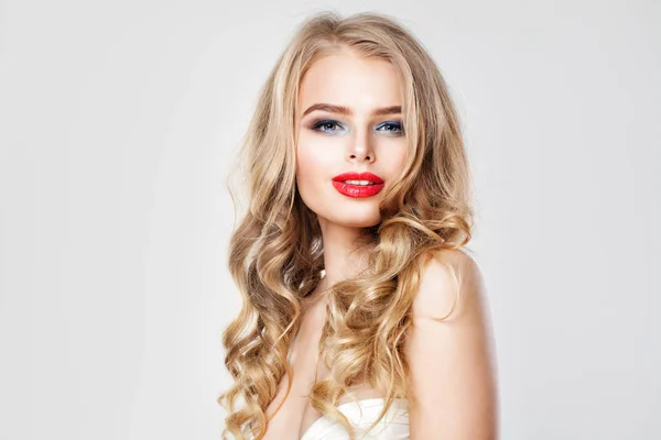 Belle jeune femme avec maquillage et cheveux ondulés blonds . — Photo