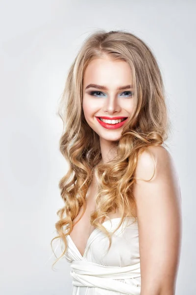 Perfekte Mode Modell Frau mit blonden Dauerwelle Haar. — Stockfoto