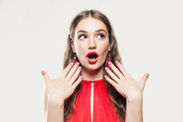 Jonge vrouw met Open mond geschokt. Verzorgde handen, — Stockfoto