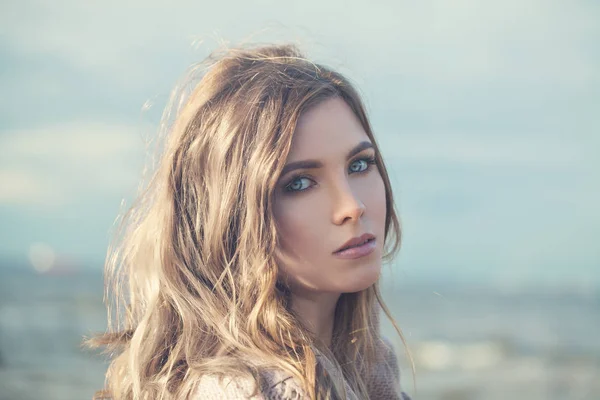 Hermosa mujer modelo de moda con el pelo ondulado largo — Foto de Stock