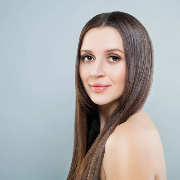Spa Mulher modelo com pele saudável e cabelos longos — Fotografia de Stock