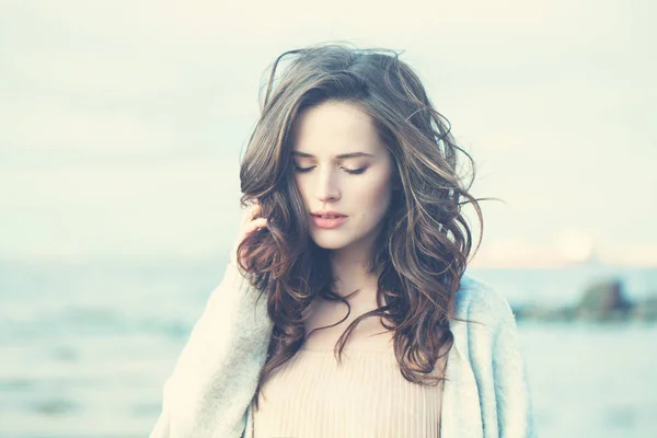 Vackra brunett tjej med blåser håret. Vacker kvinna — Stockfoto