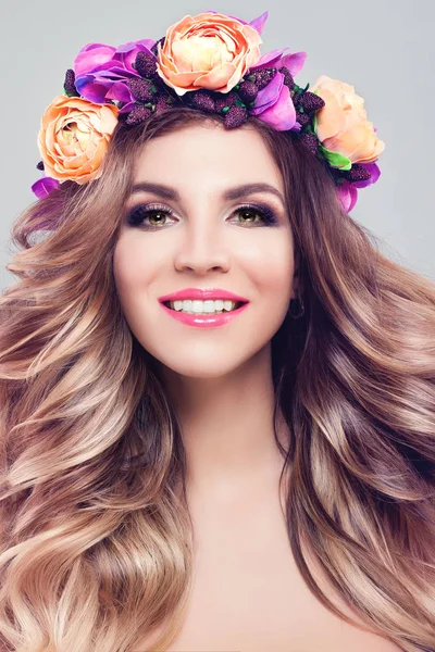 Blossom Beauty. Modelo de Spa Mulher bonita com cabelo louro ondulado — Fotografia de Stock