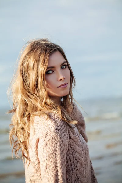 Beautiful Model with Makeup and Long Curly Hairstyle Outdoors — Stock Photo, Image