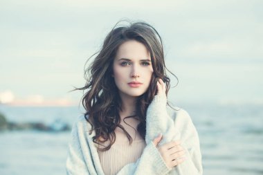 Mavi doğal arka plan açık havada üzerinde romantik genç kadın