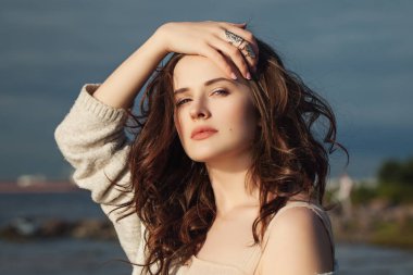 Saçlarını açık havada dikey el muhteşem kadın ona dokunan