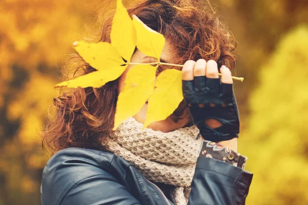 Herbstfrau mit herbstgelben Blättern im Herbstpark im Freien — Stockfoto
