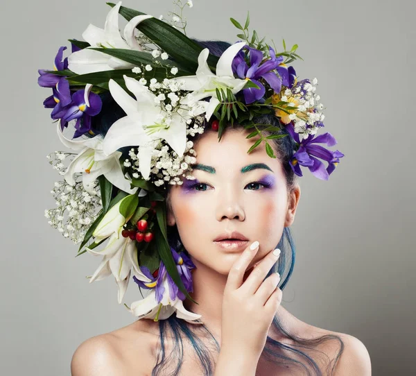 Jeune modèle asiatique mignon femme avec fleur coiffure — Photo