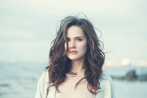 Menina romântica com cabelo castanho longo. Mulher bonita — Fotografia de Stock