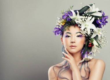 Çiçekler çok güzel saç modeli olan kadın moda portre