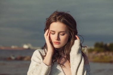 Dalgalı saç açık üfleme ile güzel kız. Mükemmel bir kadın