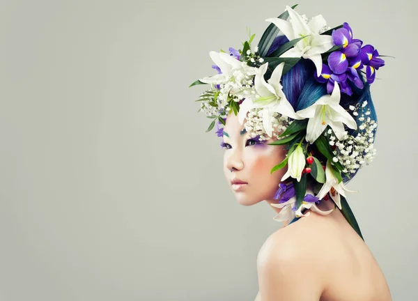 Belle asiatique modèle femme avec coloré fleurs — Photo