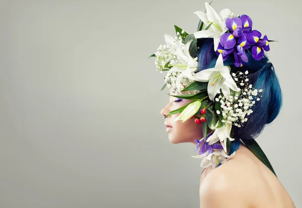 美丽的亚洲模特妇女与花卉发型 — 图库照片