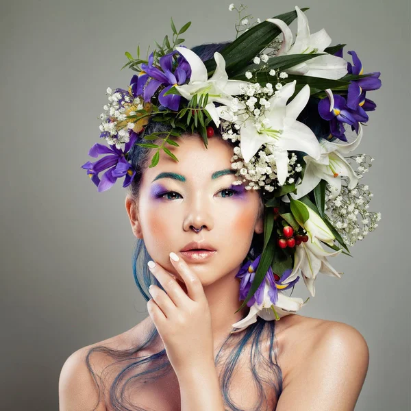Mulher asiática bonita com flor na cabeça. Jovem beleza — Fotografia de Stock