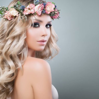 Çiçek saç modeli olan güzel kadın. Moda Model