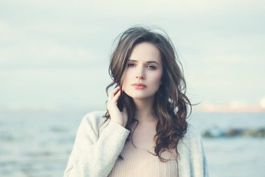 Mavi doğal arka plan açık havada güzel genç kadın