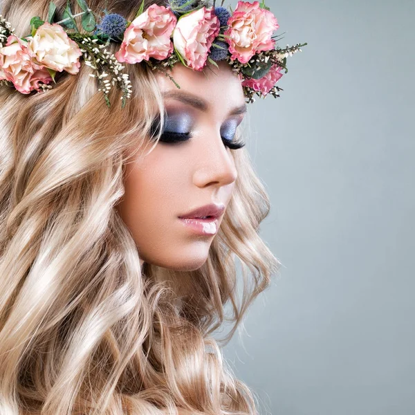 Schöne Frau mit sommerrosa Blüten. Blonde Schönheit. — Stockfoto