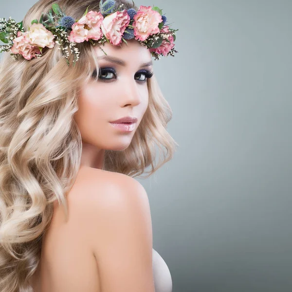 Çiçek saç modeli olan güzel kadın. Moda Model — Stok fotoğraf