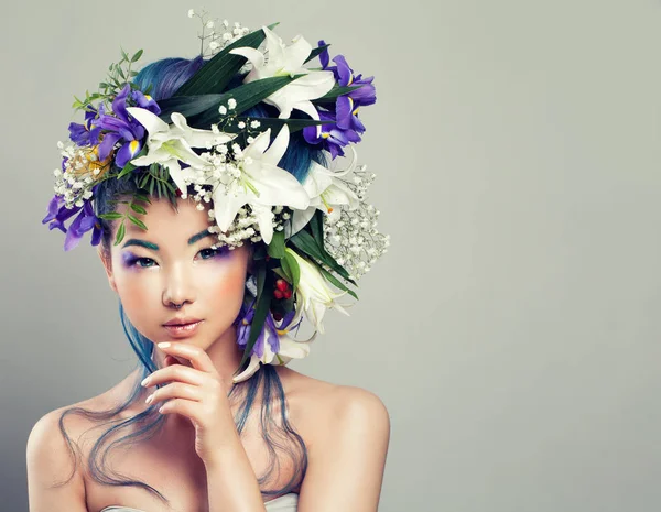 Perfect Young Woman with Floral Hairstyle, Makeup and Manicure. — Stock Photo, Image