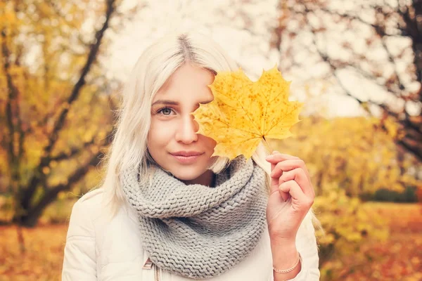 Mujer de otoño con hoja de arce en Fall Park —  Fotos de Stock