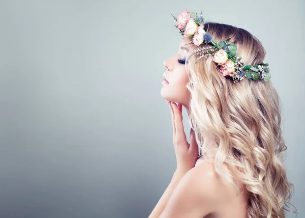 Junge Schönheit. Wellness-Mädchen mit rosa Rosen Blumen — Stockfoto