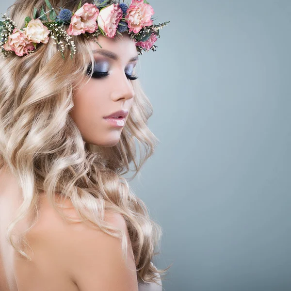 Jovem bela mulher em flores de primavera grinalda — Fotografia de Stock