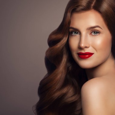 Mükemmel Model kadın güzel kıvırcık saç ve makyaj