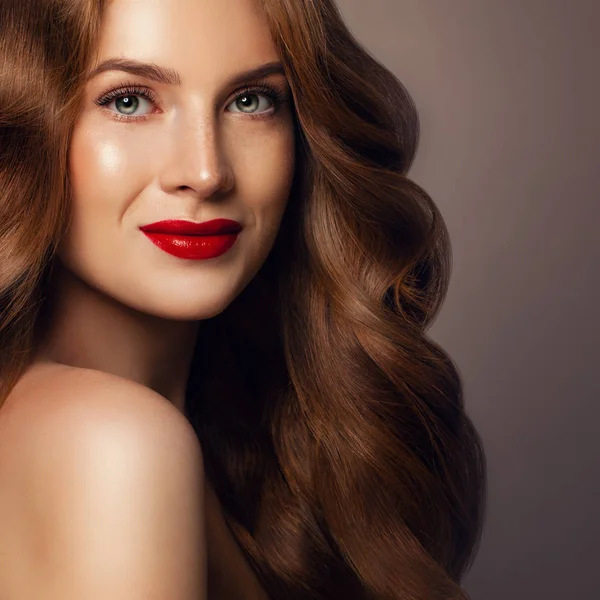 Perfecte Redhead vrouw met mooi krullend kapsel en make-up. — Stockfoto