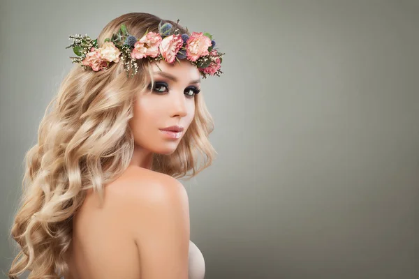 Mooie Blonde vrouw mannequin met rozen bloemen — Stockfoto