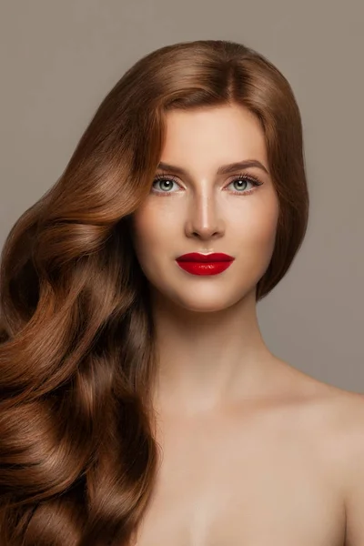 Elegante vrouw met rood, krullend haar. Cute Redhead Model — Stockfoto