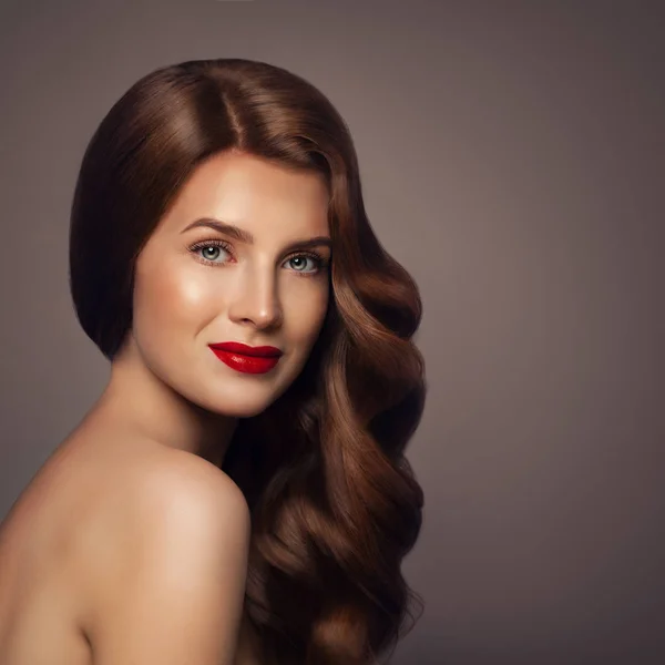 Retrato de belleza de mujer pelirroja con cabello ondulado saludable —  Fotos de Stock