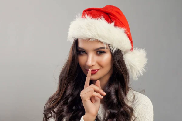 Χριστούγεννα μοντέλο γυναίκα φοράει κόκκινο καπέλο Σάντα — Φωτογραφία Αρχείου