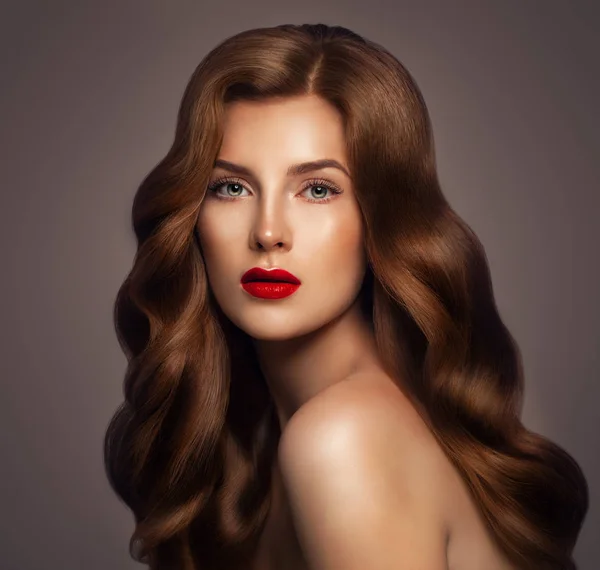 Красавица рыжая женщина со здоровыми волосами. Леди Элегант — стоковое фото
