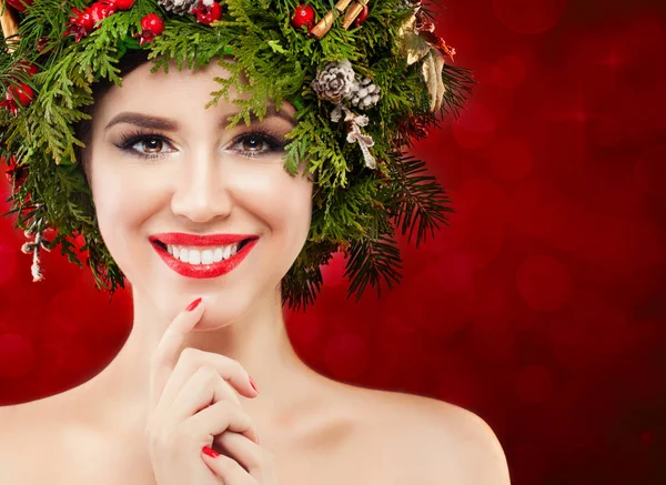 Mujer de Navidad sonriendo. Chica de Navidad con decoraciones de Navidad . —  Fotos de Stock