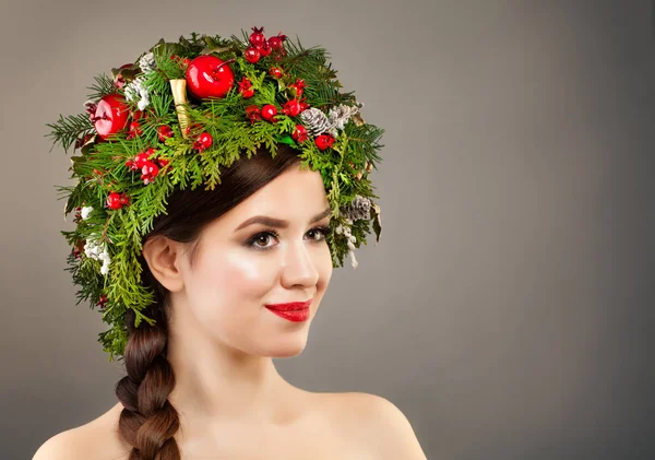 Mulher de Natal com Xmas Árvore Coroa, Maquiagem — Fotografia de Stock