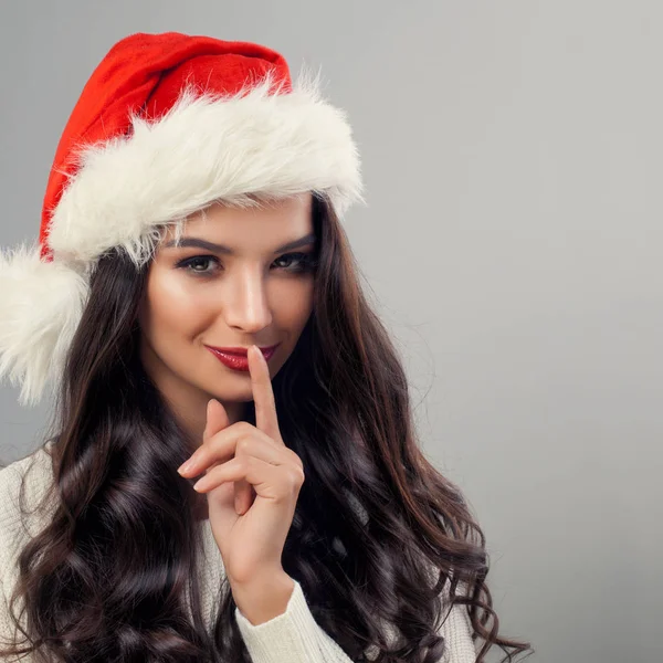 Retrato de Navidad de la Mujer Modelo de Navidad en Santa Claus Sombrero —  Fotos de Stock