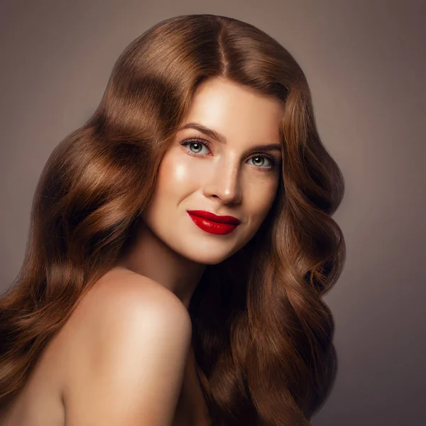 Piękno portret Ruda Kobieta Moda Model z długimi włosami. — Zdjęcie stockowe